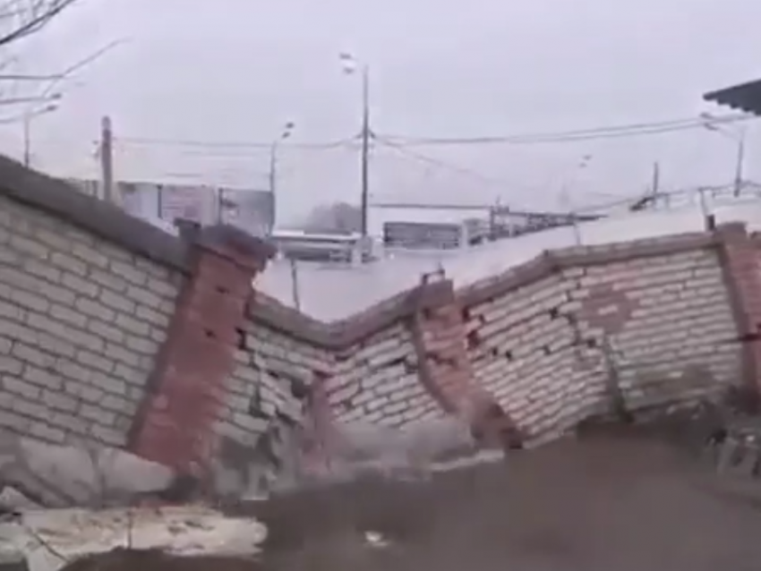 Эпичное обрушение стены потоком воды сняли в Воронеже