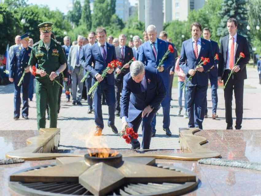 Александр Гусев возложил цветы к могиле Неизвестного солдата