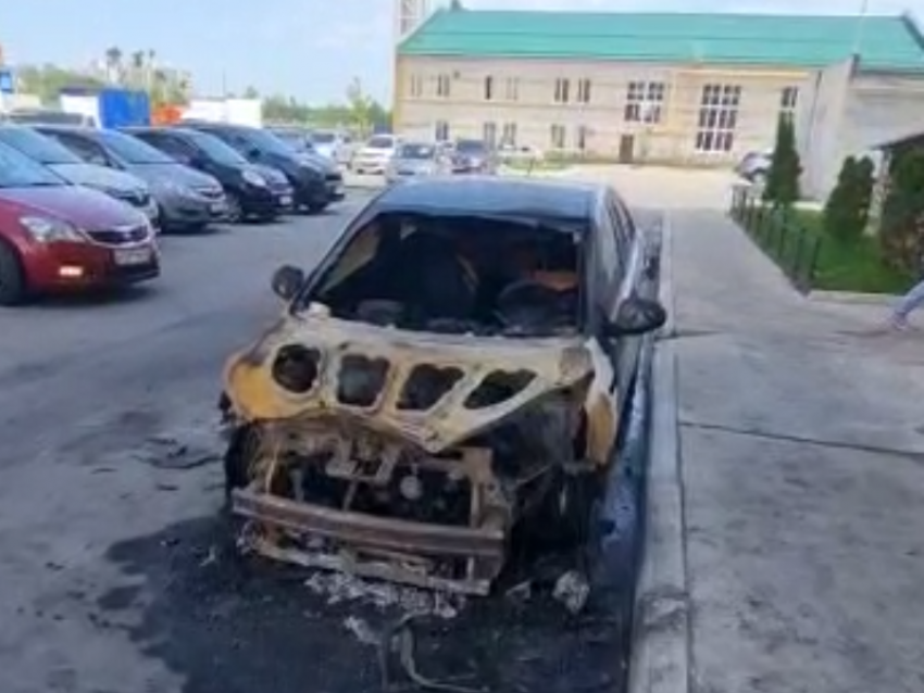 Последствия ночного автомобильного пожара показали на видео в Воронеже