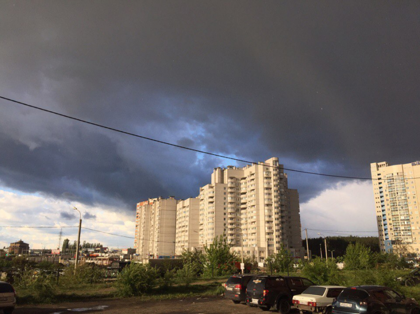 Черное небо над городом испугало воронежцев 