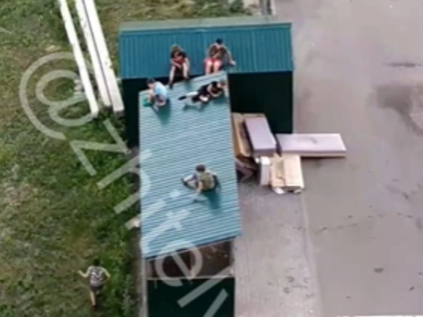 Прыгающую по крыше мусорки толпу школьников застали на окраине Воронежа 