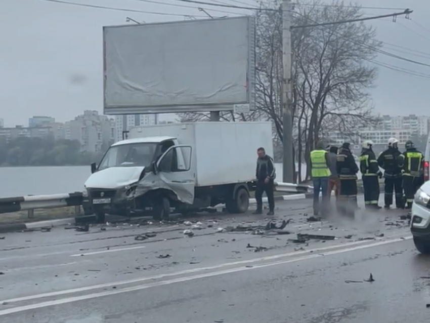 Страшное ДТП остановило движение на Чернавском мосту в Воронеже