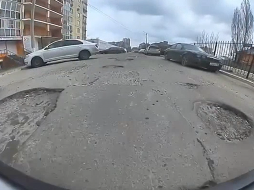 «Лунные кратеры» на Шишкова: воронежцы пожаловались на дорогу, которую год назад чинили за свой счет