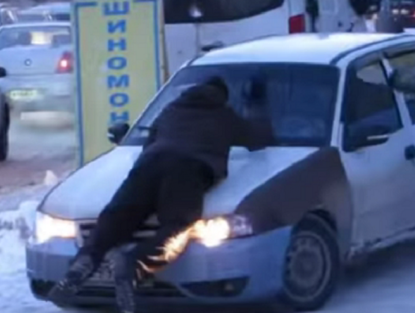 В Воронеже иномарка сбила на тротуаре и прокатила на капоте известного автоактивиста 