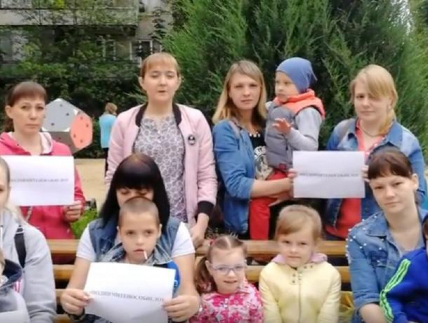 Прозябающие в нищете матери воронежских детей-инвалидов просят помощи у Путина