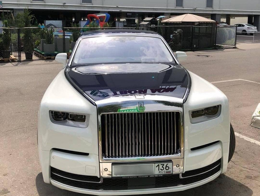 Двухцветный Rolls-Royce за десятки миллионов заметили на парковке в Воронеже