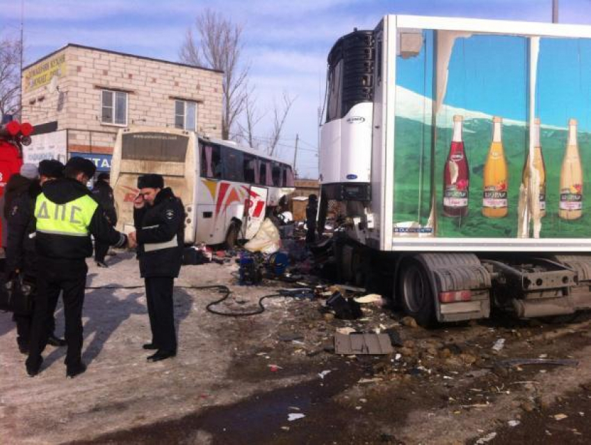 Следователи рассказали подробности смертельного столкновения грузовика с автобусом под Воронежем