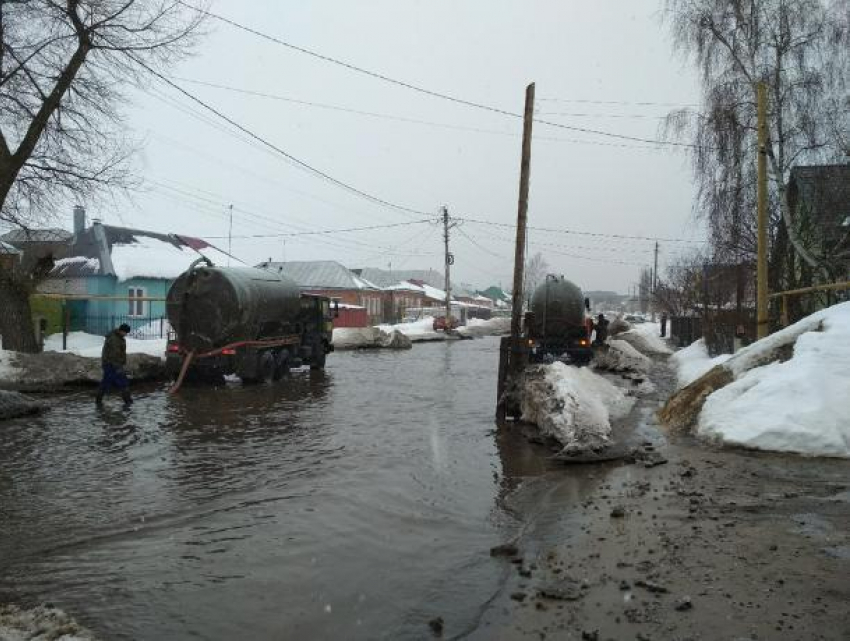 В Воронеже пытаются спасти затопленные улицы