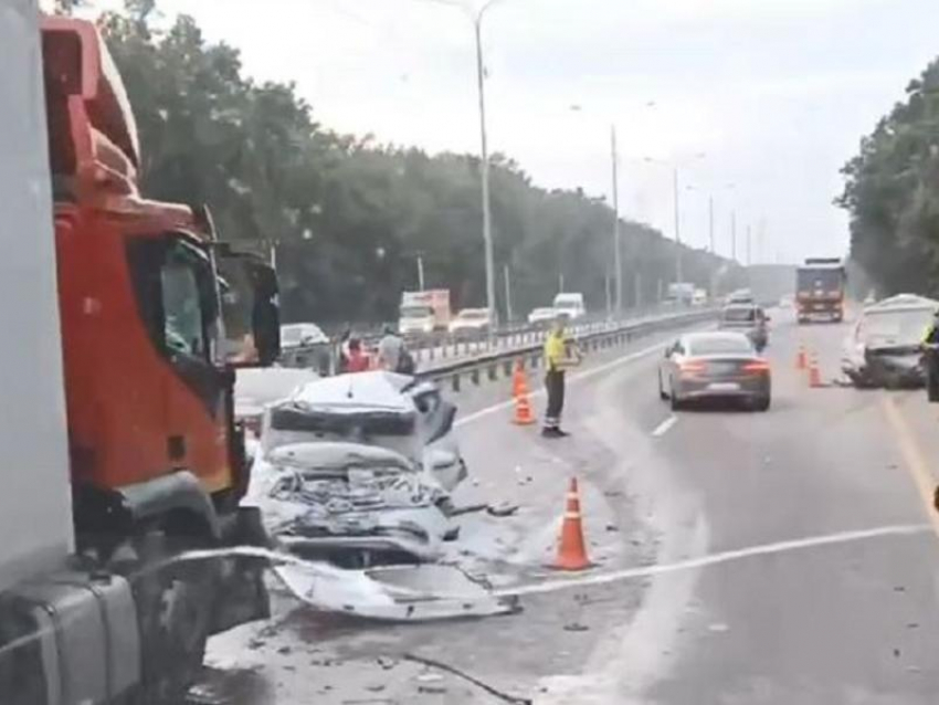 Гигантскую пробку спровоцировало массовое ДТП из пяти машин под Воронежем