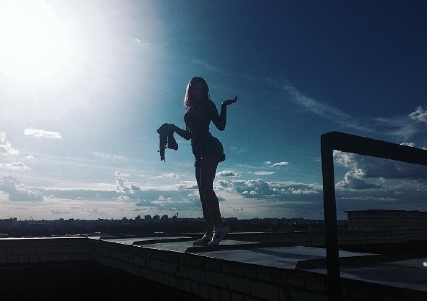 Девушка в коротких шортиках опубликовала экстремальное фото на краю крыши в Воронеже