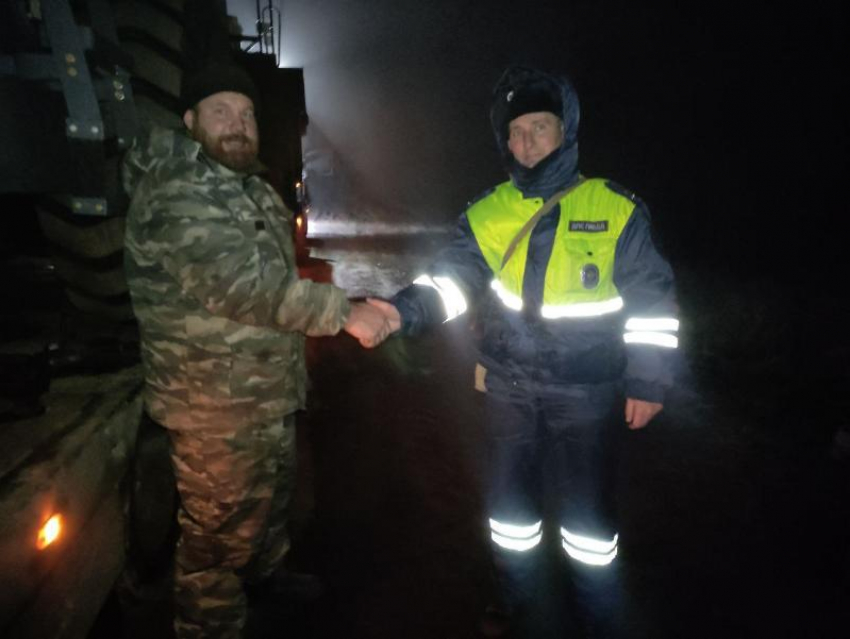 Водитель КамАЗа попал в беду на воронежской трассе, окутанной туманом 