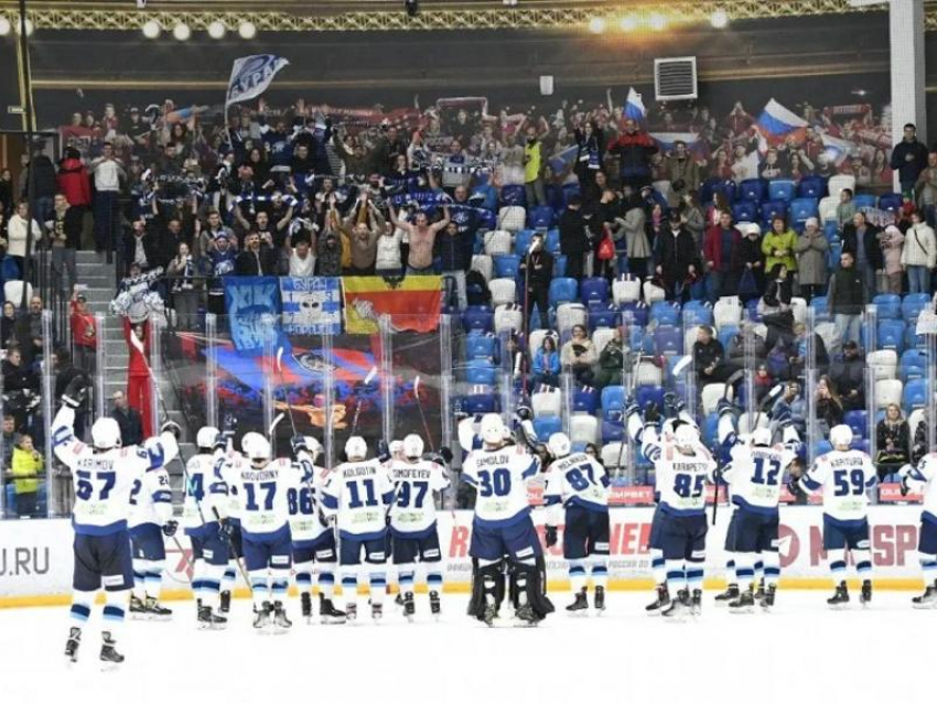 На первое место ВХЛ поднялся воронежский «Буран» после победы над АКМ