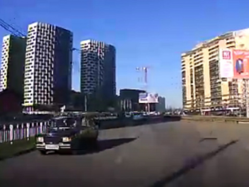 Адреналинового маньяка сняли на видео на дороге в Воронеже 