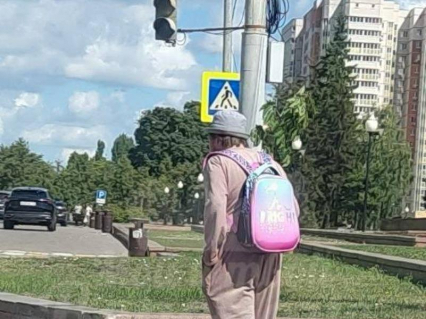 Странное поведение мужчины с веткой привлекло внимание воронежцев