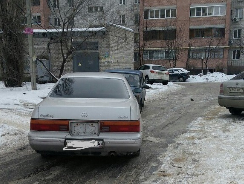 Воронежец бросил машину на середине дороги и ушел домой после конфликта с автомобилисткой 