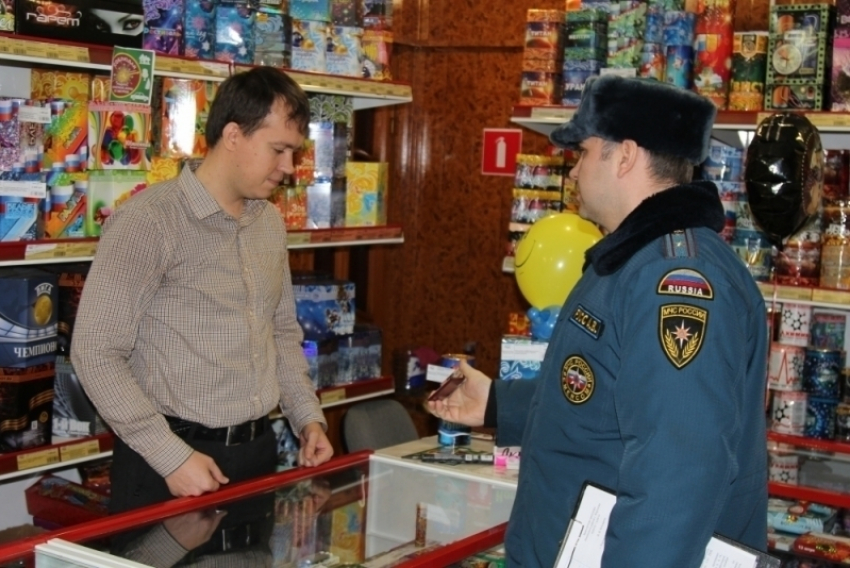 Воронежские спасатели проверили торговцев петардами и другой пиротехникой