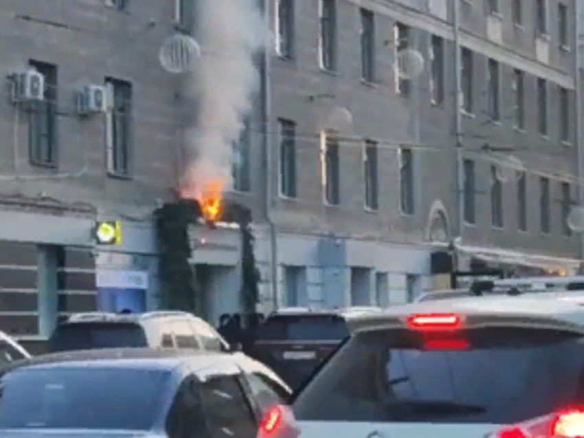 Еловые украшения загорелись на здании в центре Воронежа