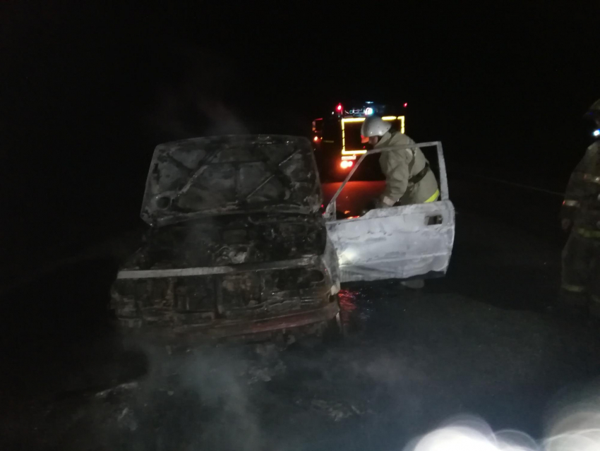 21-летний парень сгорел в своей машине на трассе в Воронежской области 