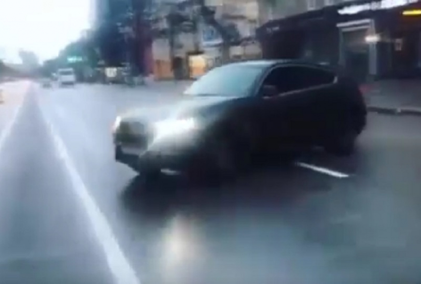 Водитель BMW X6 поставил на уши центр Воронежа 