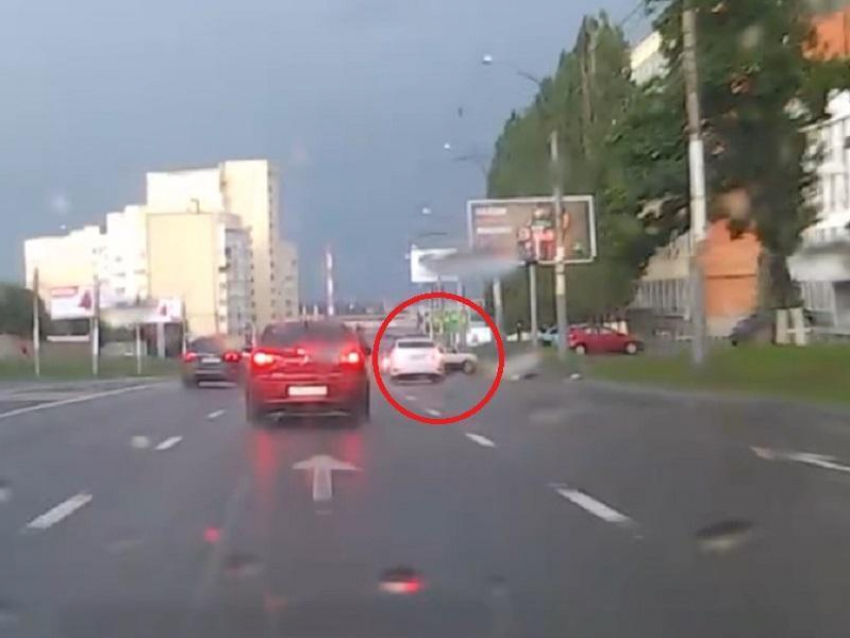 Загадочный прыжок «Нивы» на мокрой дороге сняли в Воронеже
