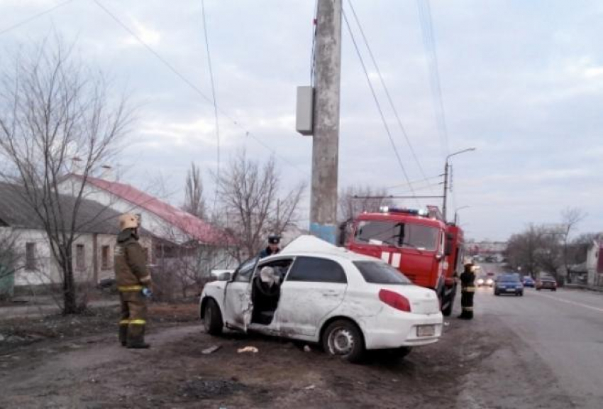 Утром в Воронеже иномарка сильно врезалась в столб: водитель без признаков жизни