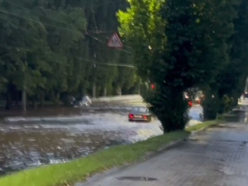 Тонут, но едут: водители покорились водному апокалипсису в Воронеже