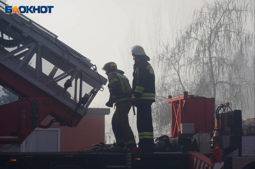 Повреждены дома и машины, разгорелся пожар: последствия масштабной атаки БПЛА на Воронежскую область