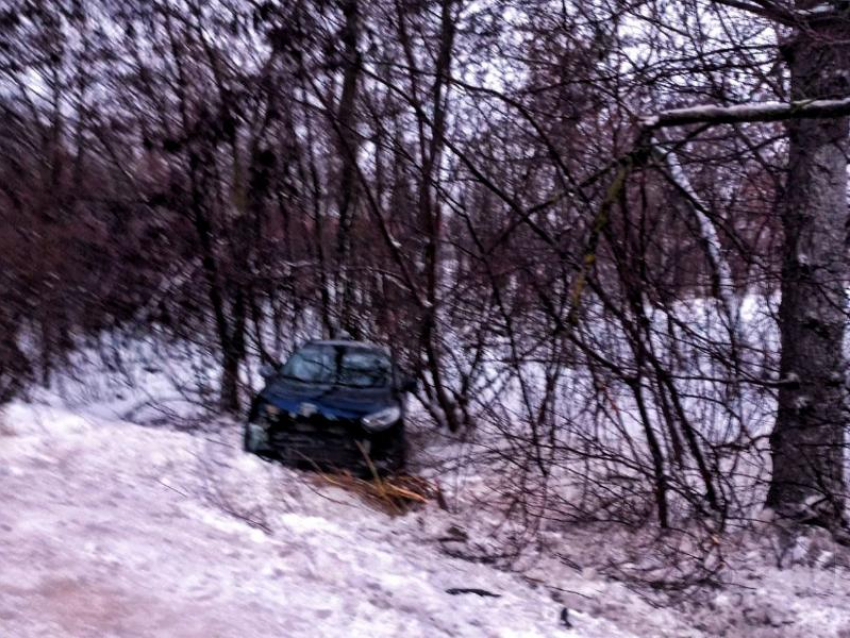 Снег и наледь снесли машину с семьей в кювет под Воронежем 