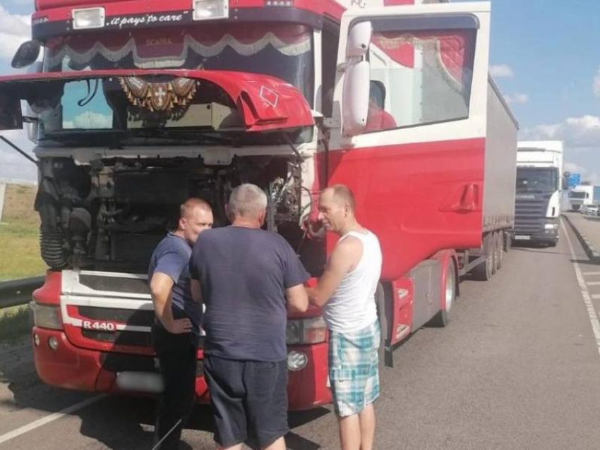 Дальнобойщик из Армении спровоцировал пробку на М-4 «Дон» в Воронежской области 