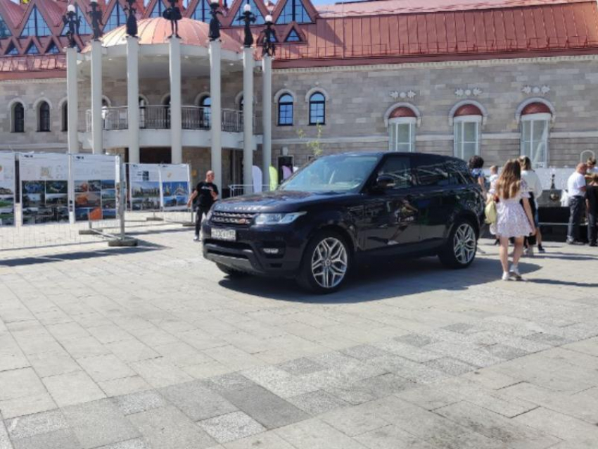 Царскую парковку Land Rover показали в центре Воронежа