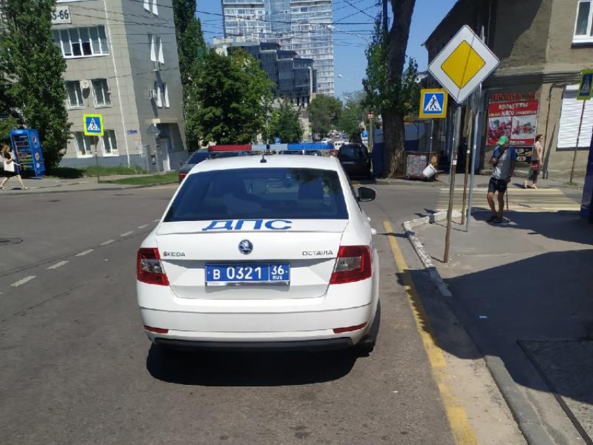 ГАИшников подловили на незаконной парковке у перекрестка в Воронеже 
