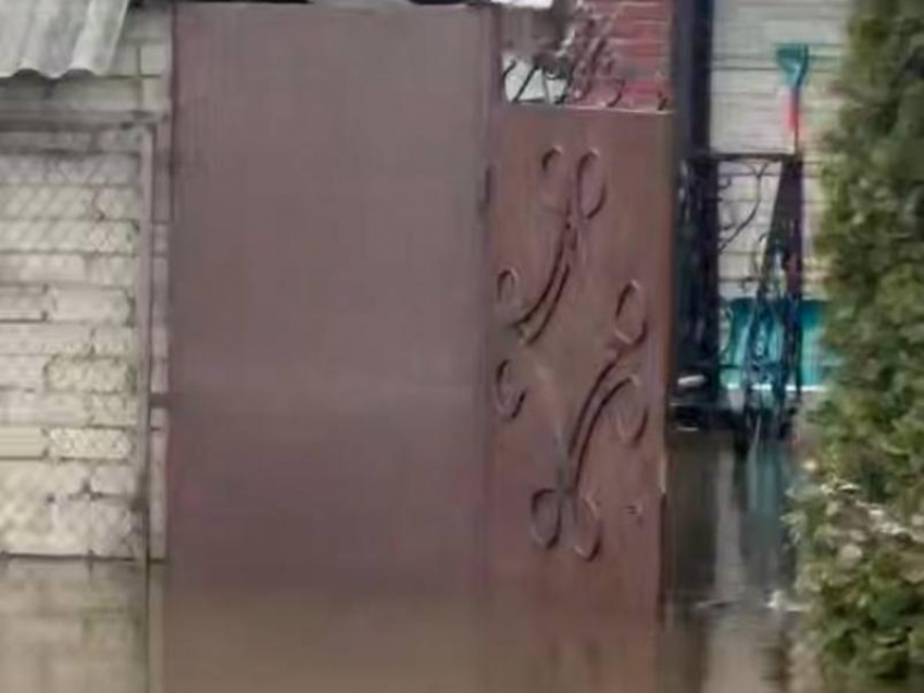 Осталось 5 сантиметров и затопит жилые дома: улица Героев Хасана в Воронеже уходит под воду