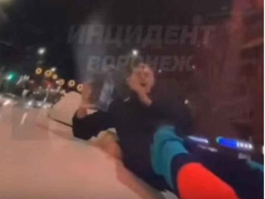 Парни, прокатившиеся с «огоньком» на крыше автобуса, попали под уголовное дело в Воронеже