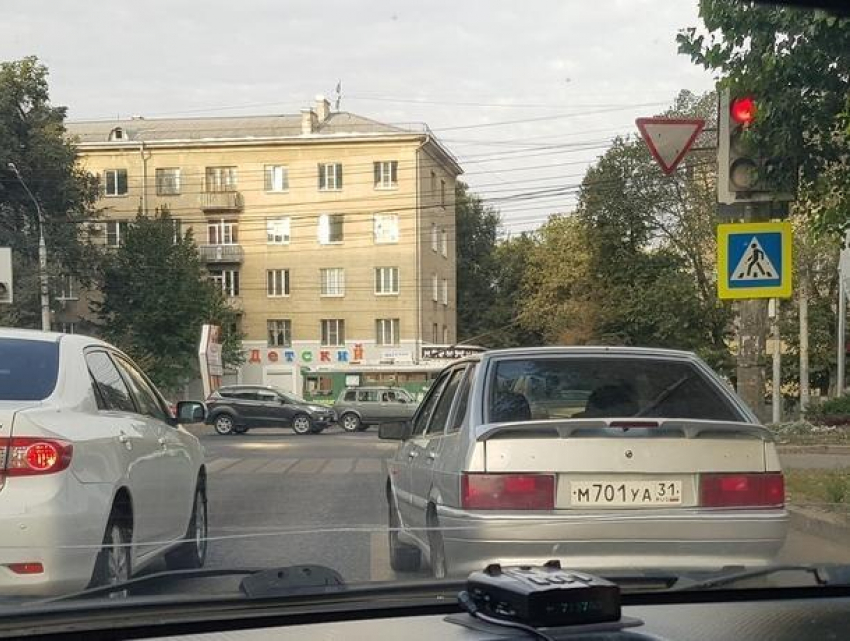 Из-за бросавшегося на людей участника ДТП образовалась пробка в Воронеже