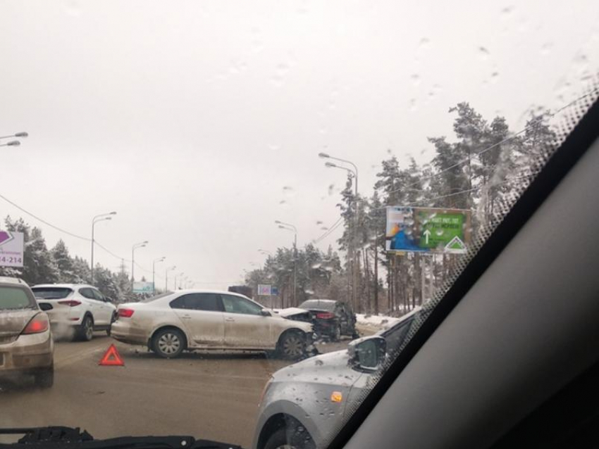 Суровое ДТП перегородило окружную в Воронеже
