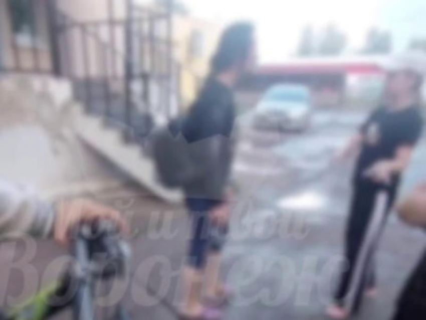 Дала пощечину и таскала за волосы: агрессивная женщина накинулась на школьницу в Воронеже