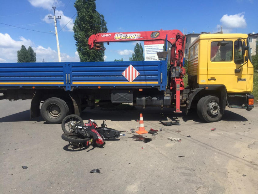 Молодой воронежец на мопеде погиб под колесами фуры