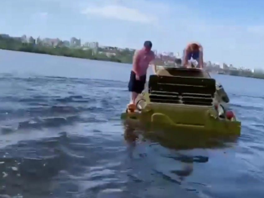 Заглохший бронетранспортер посреди водохранилища нашли в Воронеже