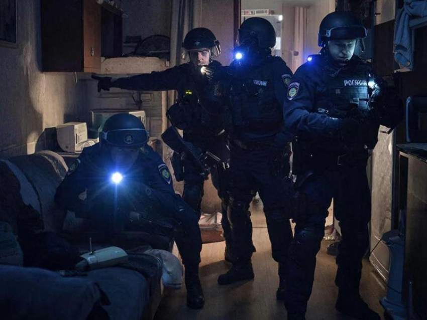 Оперативники устроили засаду на мошенников прямо в доме жертвы-пенсионерки из Воронежской области