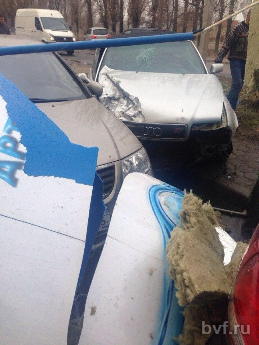 В Воронеже водитель иномарки протаранил три автомобиля и снес ларек