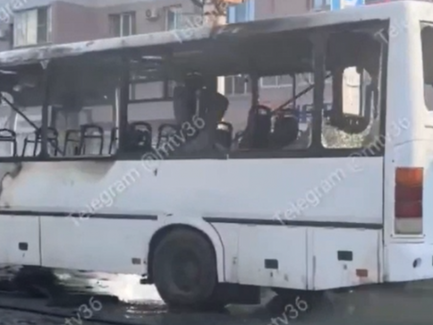 Пламя от автобуса повредило две машины в Воронеже 