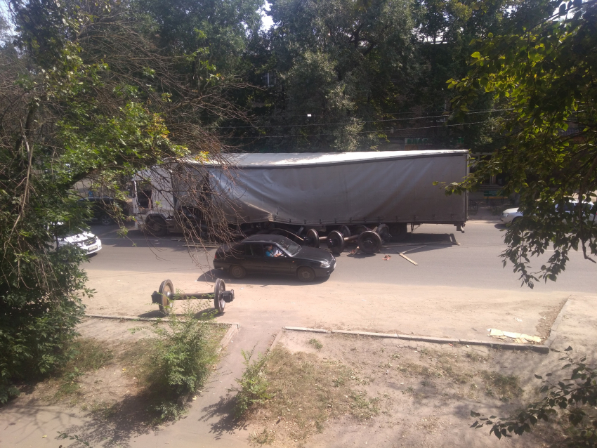 На видео попало, как при экстренном торможении у фуры рассыпались колеса в Воронеже