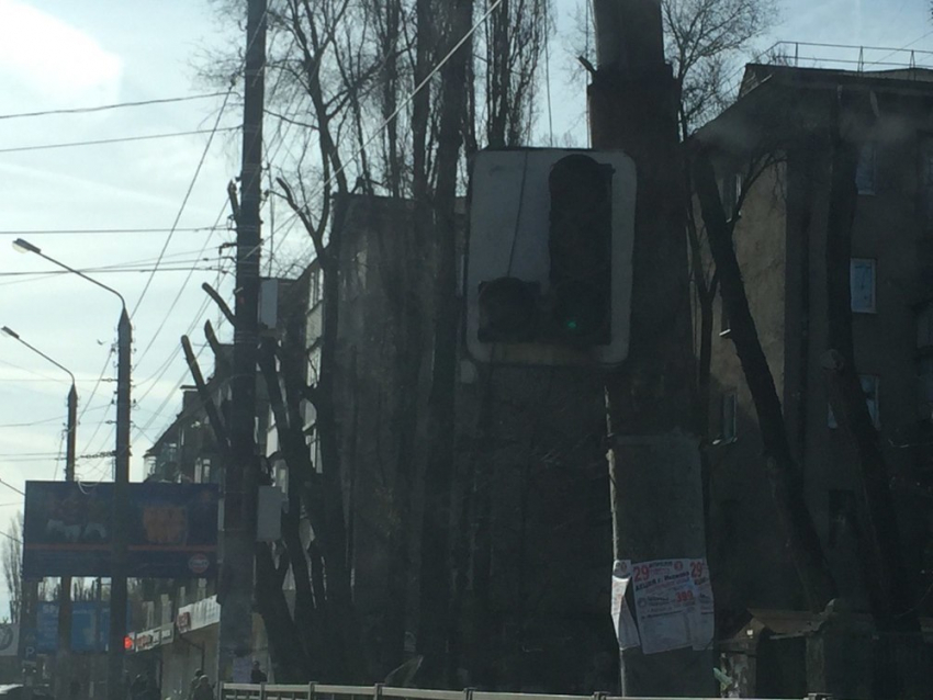 Воронежские автомобилисты пожаловались на тусклый светофор на улице 9 Января