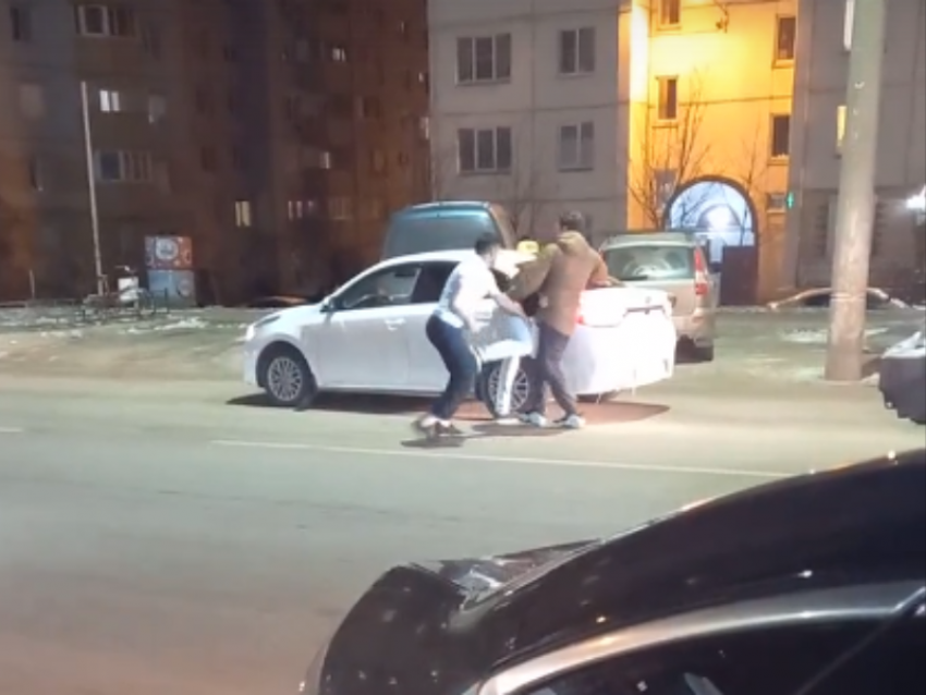 "У людей сдают нервы» – драка таксиста с водителем попала на видео в Воронеже
