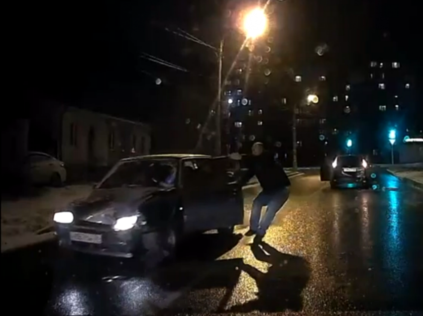 Попытка остановить автомобиль на дороге «голыми руками» попала на видео в Воронеже
