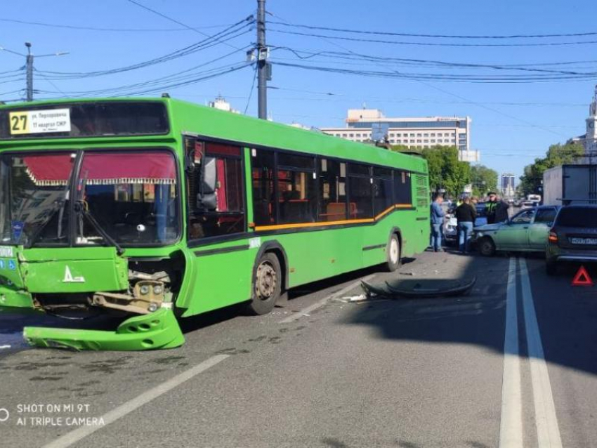 Опубликованы фото ДТП с пассажирским автобусом и легковушкой у площади Ленина в Воронеже