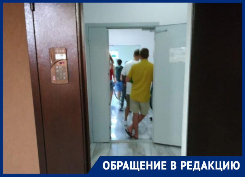 По 20 минут ждут лифт жители 25-этажки в Воронеже