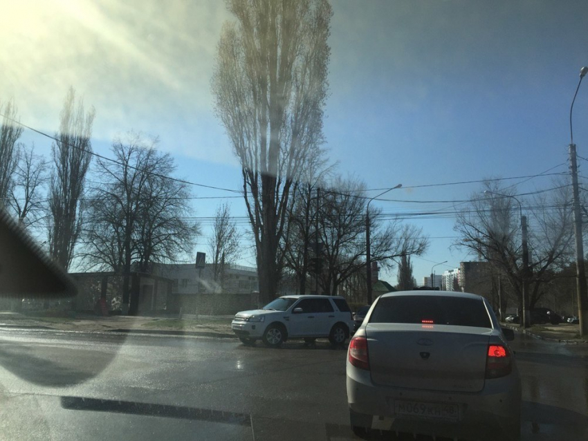 Развернутый на перекрестке в Воронеже светофор мешает водителям 