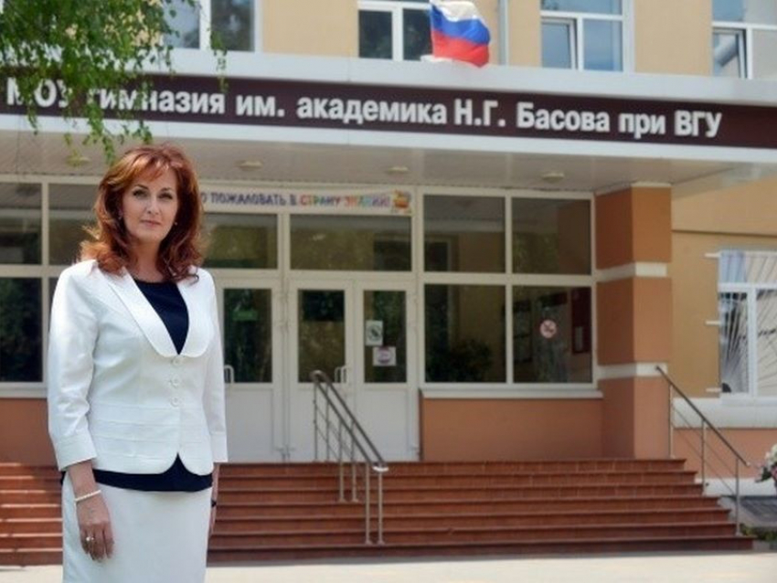Красавица-директор элитной гимназии отмечает день рождения в Воронеже