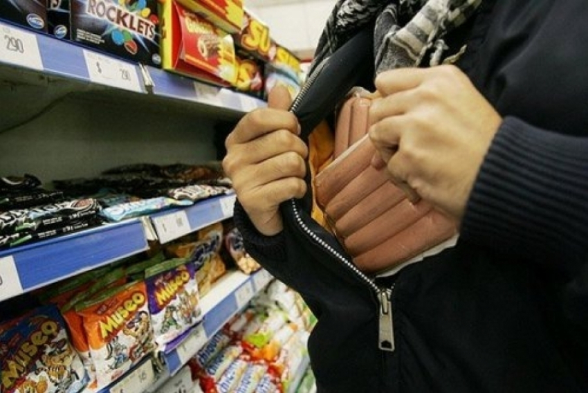 Голодный мужчина украл из воронежского супермаркета продукты 